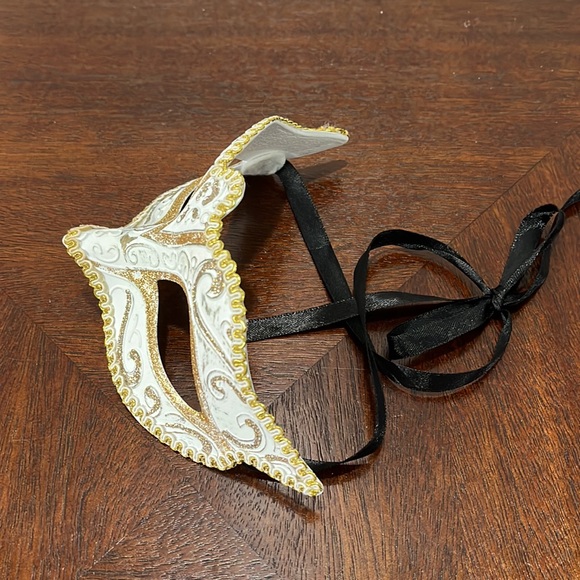 White Masquerade Mask - Picture 13 of 13